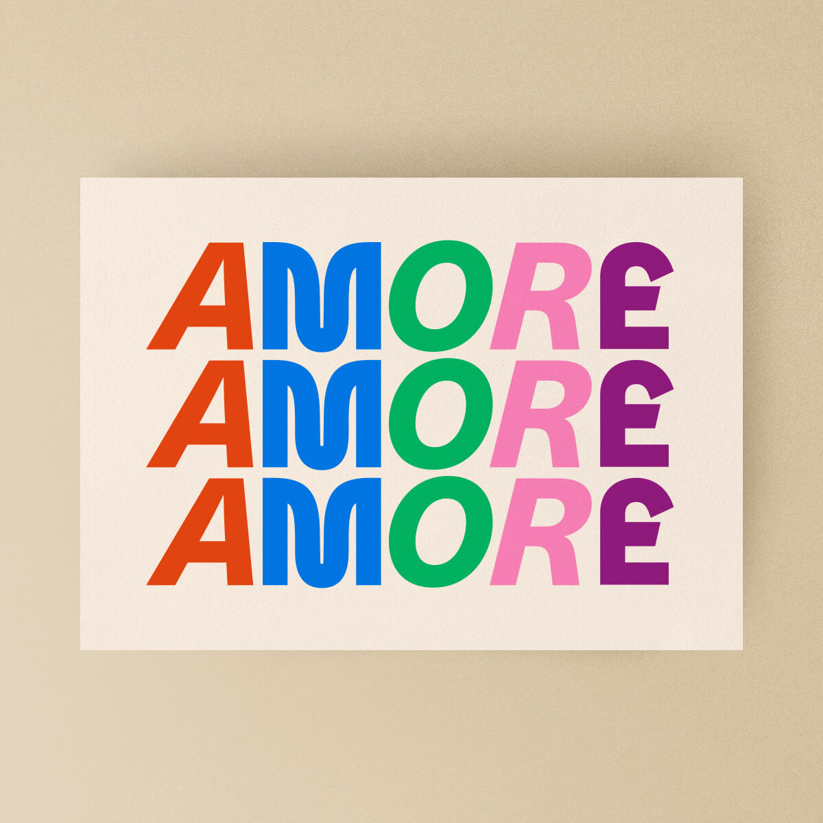Vorderseite der AMORE Postkarte von studio ciao. Mit dreifachem "AMORE"-Schriftzug in bunten Farben und schöner Typografie.