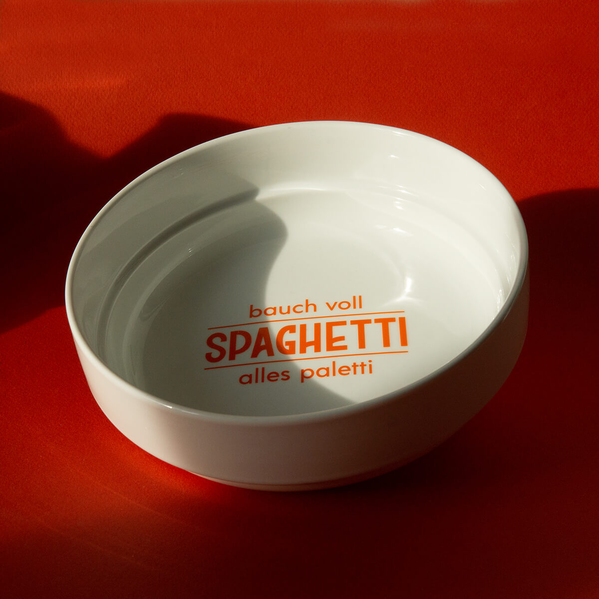 studio ciao Spaghetti Teller von der Seite in Sonnenlicht